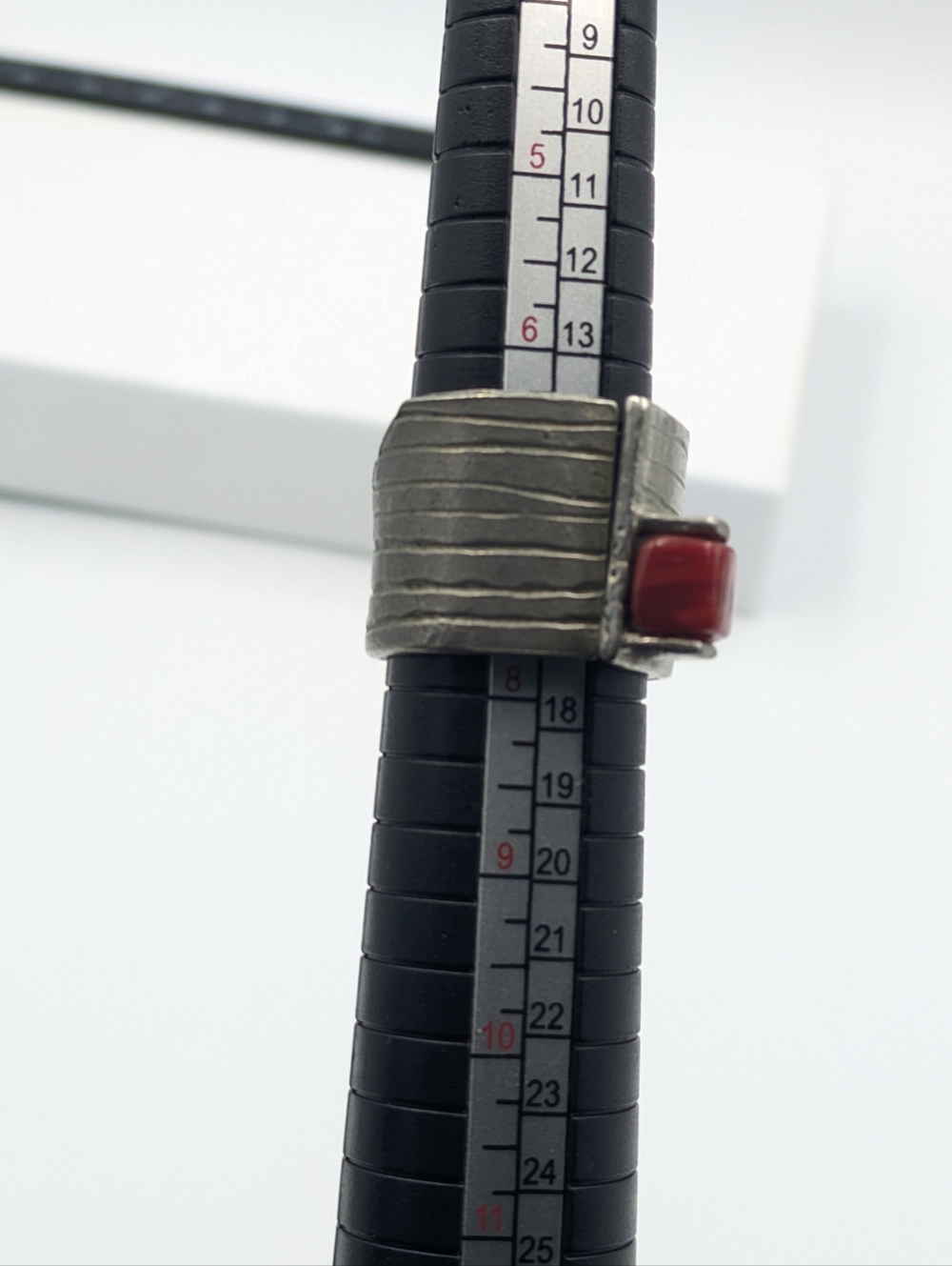 Signed modernist pewter and red glass cube ring - Picture 2 of 10
